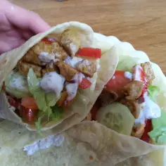 Dwie porcje pysznego, domowego kebab w tortilli z kurczakiem, warzywami i sosem. Idealne na szybki lunch.