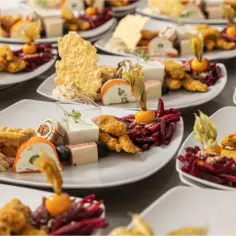 Ile kosztuje catering na 20 osób? Sprawdź, co wpływa na cenę