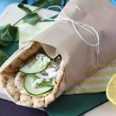 Pyszny gyros w picie z ogórkiem, fetą i czerwoną cebulą. Idealne gyros składniki na szybki lunch.