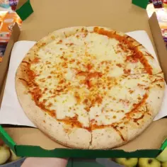 Pyszna, gorąca pizza z Żabki, idealna na szybki głód. Ser ciągnie się aż miło!