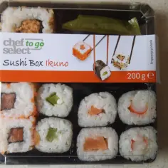 Pudełko sushi z Lidla z różnymi rolkami: z łososiem, ogórkiem, krewetką i pastą rybną. Idealne na szybki lunch.