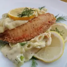 Smażona ryba w kremowym sosie z cytryną i koperkiem.