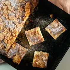 Puszyste ciasto drożdżowe z kruszonką, posypane cukrem pudrem. Idealne na niedzielę, jak u babci.