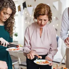 Ile kosztuje catering do domu? Poznaj ceny i ukryte koszty