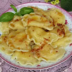 Pierogi z serem, przepis babci. Pyszne, domowe pierogi z serem, polane skwarkami, ozdobione bazylią.