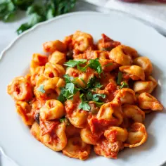 Pyszne tortellini ze szpinakiem w sosie pomidorowym, idealne na szybki obiad. Zobacz, jak zrobić tortellini ze szpinakiem!