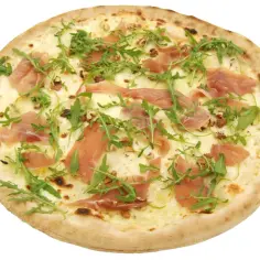 Pizza parma z rukolą i orzechami włoskimi, na białym sosie, z cienkimi plastrami szynki parmeńskiej.