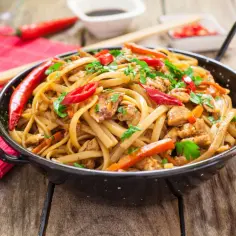 Makaron chow mein z czym jeść: najlepsze dodatki, które zaskoczą smak