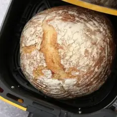 Chleb pieczony w frytkownicy beztłuszczowej, z rumianą skórką i posypką mączną.