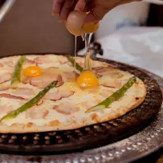 Na pizzę z boczkiem i szparagami dodawane jest jajko.