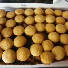 Upieczone muffinki na tacy. Zastanawiasz się, ile czasu piec muffinki? Te wyglądają idealnie!