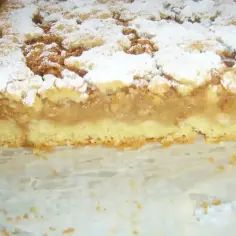 Puszysta szarlotka z jabłkami, posypana cukrem pudrem. Idealny przepis na szarlotkę, który zachwyci każdego.