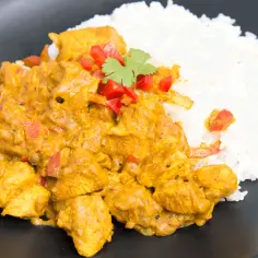 Pyszny kurczak w sosie curry z ryżem. Prosty przepis na szybki obiad.