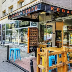 Alibaba Kebab - czy to bajka, czy prawdziwa uczta? Przed wejściem kolorowe stoliki i krzesła, a w witrynie menu pełne pyszności.