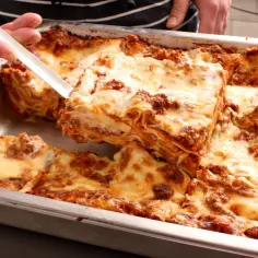 Pyszna, domowa lasagne z mięsem i serem, idealna na obiad. Oto jak zrobić lasagne krok po kroku.