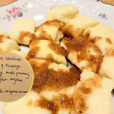 Pyszne kluski leniwe na słodko, polane cynamonowym cukrem. Idealne na szybkie śniadanie lub deser.