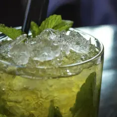 Szklanka orzeźwiającego mojito z lodem i miętą.
