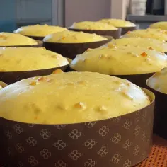 Gotowe do pieczenia panettone, pachnące kandyzowanymi owocami. Idealne na święta, zgodnie z tradycyjnym panettone przepis.