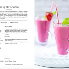 Dwa różowe koktajle truskawkowe w szklankach z rurkami i truskawkami.