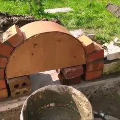Praktyczny grill z czerwonej cegły: jak uniknąć wysokich kosztów budowy