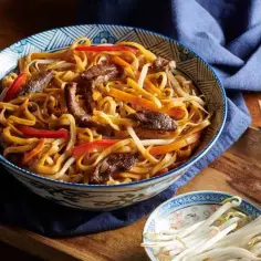 Jak zrobić makaron chow mein w prosty sposób - pyszny przepis krok po kroku