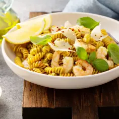 Pyszny makaron z ciecierzycy z krewetkami, parmezanem i cytryną.