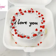 Uroczy tort bento z napisem "i love you", ozdobiony czerwonymi serduszkami i srebrnymi kuleczkami. Idealny na walentynki lub jako wyraz uczuć.