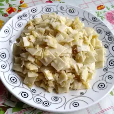 Talerz pełen tradycyjnych łazanek z kapustą białą, gotowych do podania.