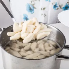 Gotowane kopytka, jak u babci. Pyszne ciasto na kopytka przepis babci.