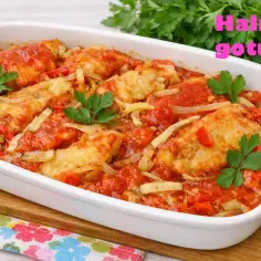 Pyszna ryba po japońsku w sosie pomidorowym z warzywami, udekorowana natką pietruszki. Halinka gotuje!