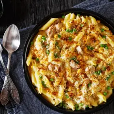 Zapiekanka z makaronem penne, tuńczykiem z puszki, groszkiem i kukurydzą, posypana chrupiącą panierką.