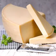 Parmezan ile dojrzewa i jak wpływa na smak sera? Dowiedz się!