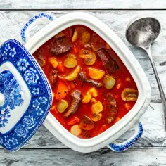 Pyszny strogonow z wieprzowiny w sosie pomidorowym z pieczarkami i ziemniakami. Idealny przepis na obiad.