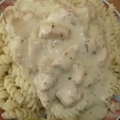 Makaron fusilli z kurczakiem w kremowym sosie śmietanowo-ziołowym.