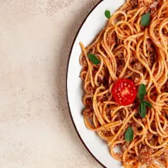 Pyszne spaghetti bolognese z mielonym mięsem, pomidorkiem i bazylią. Idealne pytanie: jakie mięso do spaghetti?