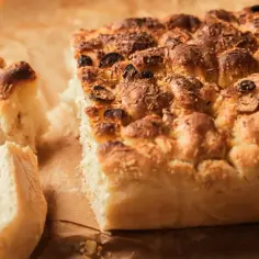 Puszysta, złocista focaccia z oliwkami i rozmarynem, idealna na oryginalny włoski przepis.