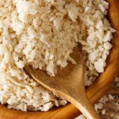 Panko co to? Jasne, to te chrupiące, puszyste bułki tarte, idealne do panierowania. Drewniana łyżka zanurzona w misce pełnej panko.