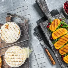 Idealny ser na grilla, lekko roztopiony, z chrupiącą skórką, podany z grillowanymi warzywami i pestkami granatu.