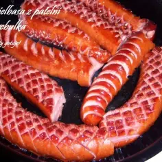 Kiełbasa z patelni jak z grilla – smak, który zaskoczy każdego