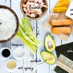 Składniki do sushi: ryż, krewetki, łosoś, awokado, mango, ogórek, serek śmietankowy, nori, sos sojowy, ocet ryżowy, tempura.