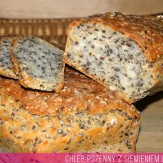 Domowy chleb pszenny z siemieniem lnianym, przekrojony na pół, z widocznym wnętrzem pełnym ziaren.