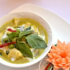 Zielone curry z kurczakiem i bazylią. Pasta curry do czego używać? Do aromatycznych dań kuchni tajskiej, np. z ryżem.