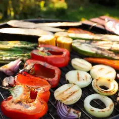 Na grillu pieką się pyszne warzywa: papryka, cukinia, cebula, szparagi i kukurydza. Idealne na letnie wieczory, pokazują jakie warzywa na grilla wybrać.