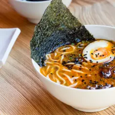 A miseczka aromatycznego ramen, z jajkiem i wodorostami nori. Zastanawiasz się, ramen co to? To pyszne danie!