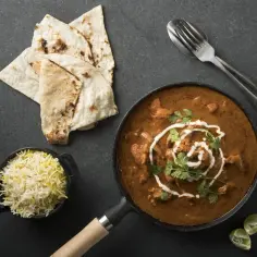 Pyszne danie tandoori z kurczakiem, ryżem i chlebkiem naan.