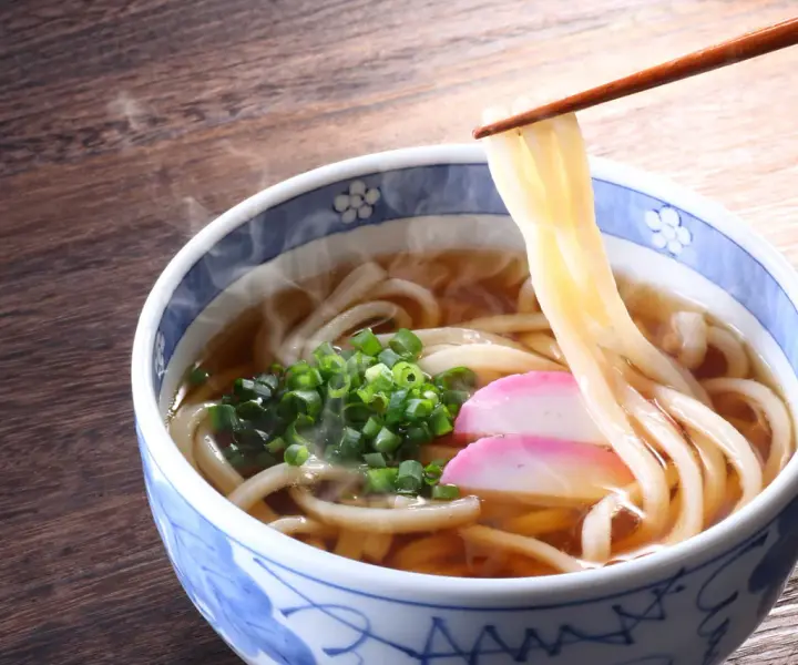 Makaron udon co to? Poznaj jego właściwości i zastosowania w kuchni