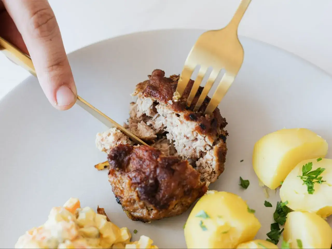 Kotlety mielone przepis babci, soczyste i rumiane, z ziemniaczkami i surówką.