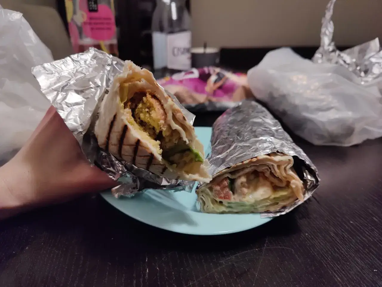 Dwa zawinięte w folię tortille z falafelami i warzywami. Czy to kebab bajka czy alibaba?