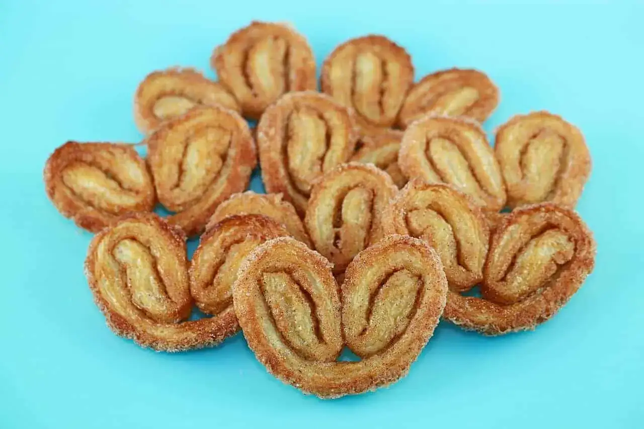 Stos ciastek francuskich na niebieskim tle. Zastanawiasz się, ile kalorii ma ciastko francuskie?