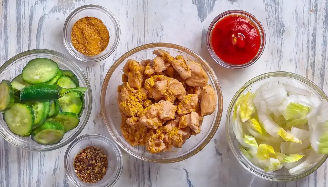 Składniki na sałatkę gyros z kurczakiem i kapustą pekińską: kawałki kurczaka, ogórek, cebula, ketchup, przyprawy.